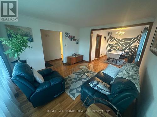 309 Queen Mary Drive, Oakville, ON - Indoor Photo Showing Living Room