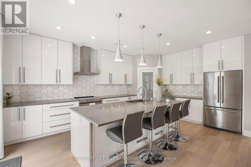 2190 Bakervilla Street, London South (South V), ON - Indoor Photo Showing Kitchen With Upgraded Kitchen