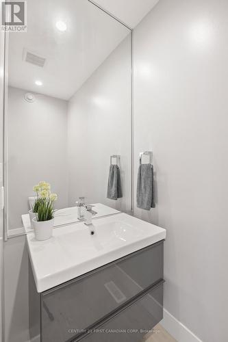 2190 Bakervilla Street, London South (South V), ON - Indoor Photo Showing Bathroom
