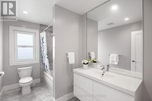 2190 Bakervilla Street, London South (South V), ON - Indoor Photo Showing Bathroom