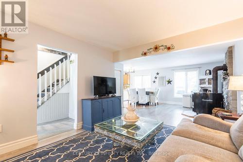 460 Pigden Road, Madoc, ON - Indoor Photo Showing Living Room