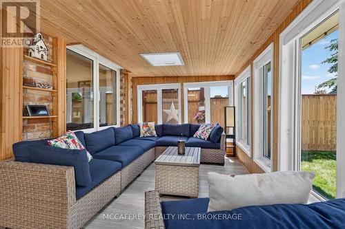 9 Hartwood Crescent, Greater Napanee (Greater Napanee), ON - Indoor Photo Showing Living Room