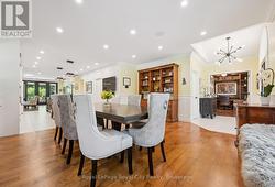 A party of 100 people mull easily in these 3 rooms - 