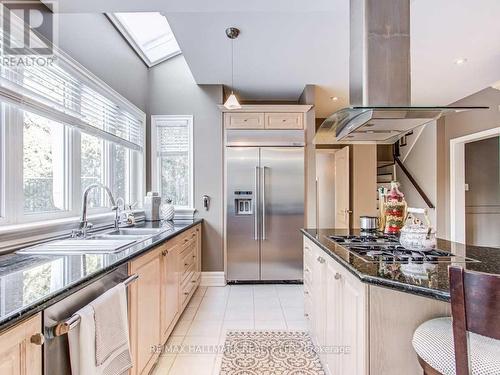 384 Kennedy Street W, Aurora, ON - Indoor Photo Showing Kitchen With Stainless Steel Kitchen With Double Sink With Upgraded Kitchen