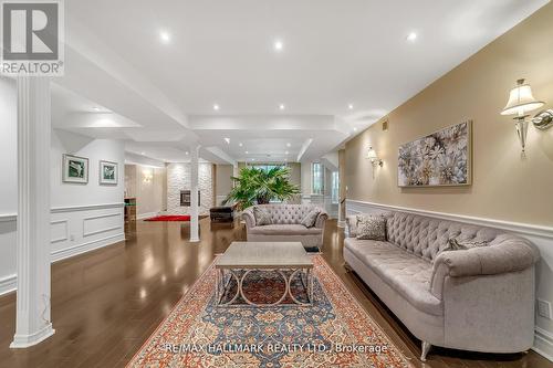 384 Kennedy Street W, Aurora, ON - Indoor Photo Showing Living Room