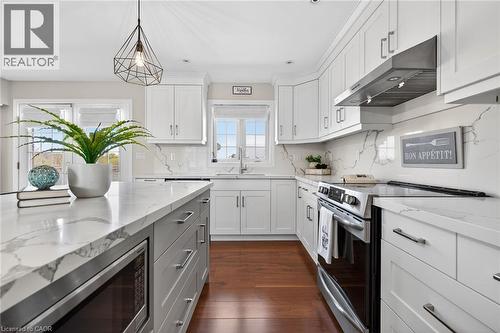 1140 River Road, Cayuga, ON - Indoor Photo Showing Kitchen With Upgraded Kitchen