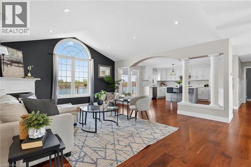1140 River Road, Cayuga, ON - Indoor Photo Showing Living Room