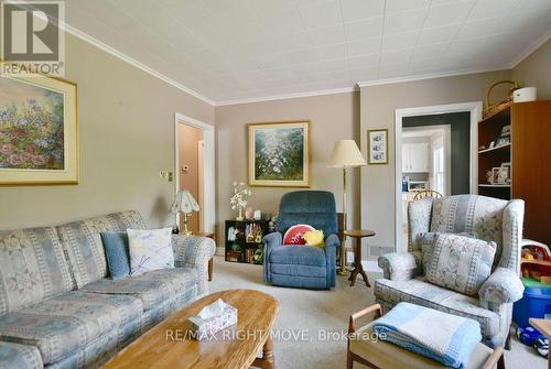 430 Gill Street, Orillia, ON - Indoor Photo Showing Living Room