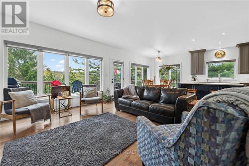 1300 River Road, Haldimand, ON - Indoor Photo Showing Living Room