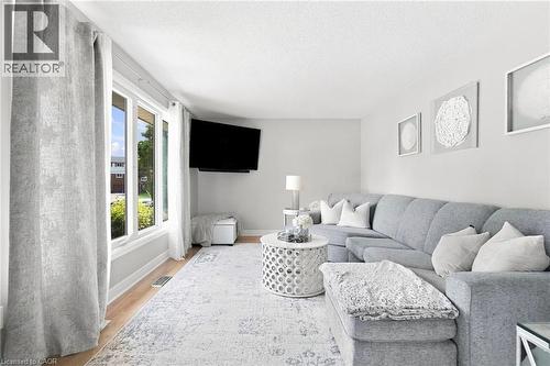 Bright living space featuring expansive windows, light wood-finish flooring, and neutral wall tones - 15 Quay Court, Hamilton, ON - Indoor Photo Showing Living Room