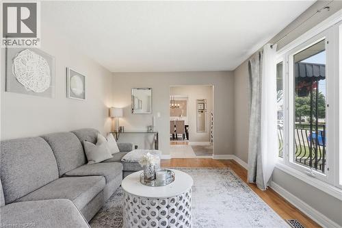 15 Quay Court, Hamilton, ON - Indoor Photo Showing Living Room