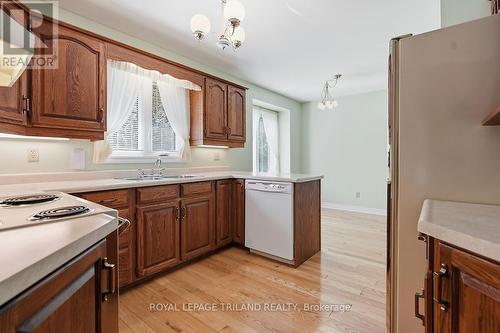 25 - 5 Cadeau Terrace, London South (South B), ON - Indoor Photo Showing Kitchen With Double Sink