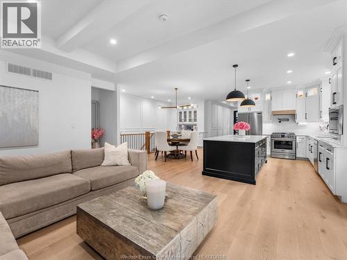 293 Xavier Circle, Lakeshore, ON - Indoor Photo Showing Living Room
