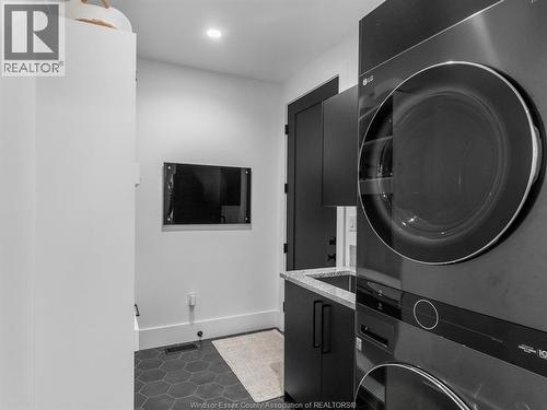 293 Xavier Circle, Lakeshore, ON - Indoor Photo Showing Laundry Room