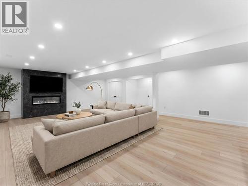 293 Xavier Circle, Lakeshore, ON - Indoor With Fireplace