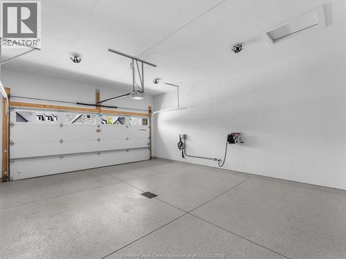293 Xavier Circle, Lakeshore, ON - Indoor Photo Showing Garage
