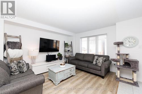 7794 White Pine Crescent, Niagara Falls (Brown), ON - Indoor Photo Showing Living Room
