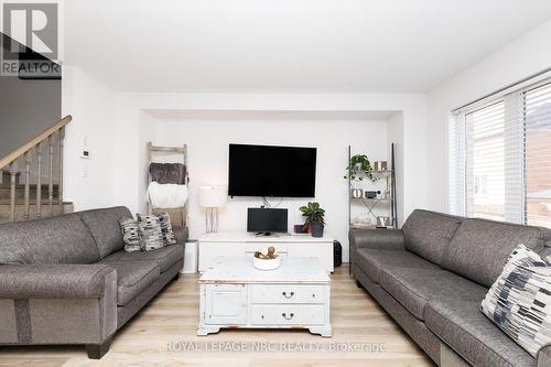 7794 White Pine Crescent, Niagara Falls (Brown), ON - Indoor Photo Showing Living Room