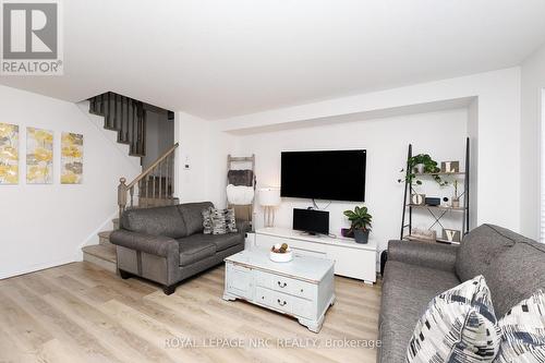 7794 White Pine Crescent, Niagara Falls (Brown), ON - Indoor Photo Showing Living Room