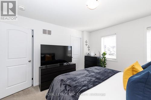 7794 White Pine Crescent, Niagara Falls (Brown), ON - Indoor Photo Showing Bedroom