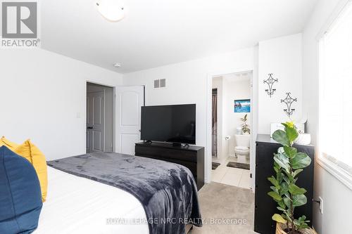 7794 White Pine Crescent, Niagara Falls (Brown), ON - Indoor Photo Showing Bedroom