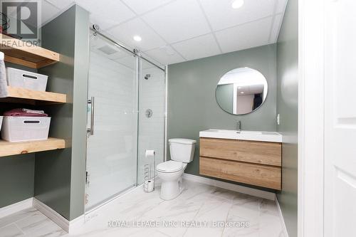 7794 White Pine Crescent, Niagara Falls (Brown), ON - Indoor Photo Showing Bathroom