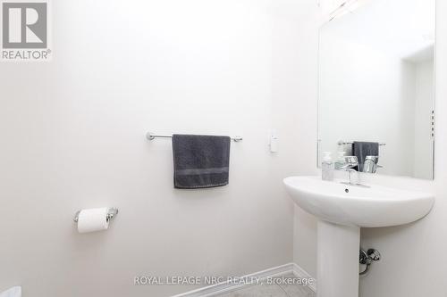 7794 White Pine Crescent, Niagara Falls (Brown), ON - Indoor Photo Showing Bathroom