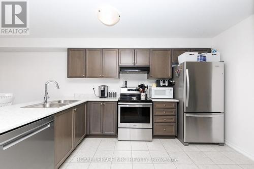 7794 White Pine Crescent, Niagara Falls (Brown), ON - Indoor Photo Showing Kitchen With Double Sink