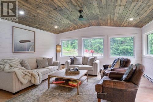 1572 Laughlin Falls Road, Severn, ON - Indoor Photo Showing Living Room
