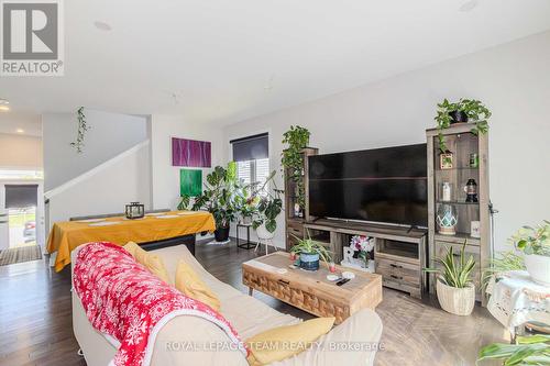 408 Epoch Street, Ottawa, ON - Indoor Photo Showing Living Room