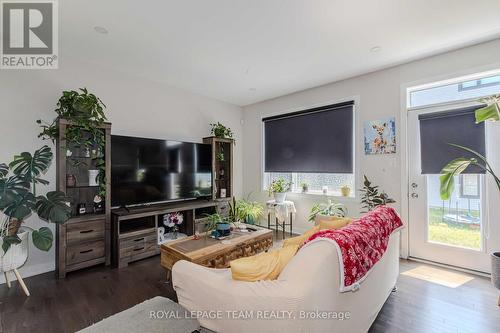408 Epoch Street, Ottawa, ON - Indoor Photo Showing Living Room