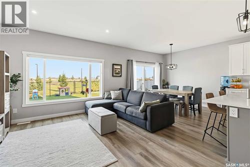 358 Stilling Manor, Saskatoon, SK - Indoor Photo Showing Living Room