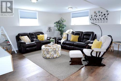 4153 Mangan Boulevard, Kingston (City North Of 401), ON - Indoor Photo Showing Living Room