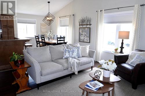 4153 Mangan Boulevard, Kingston (City North Of 401), ON - Indoor Photo Showing Living Room