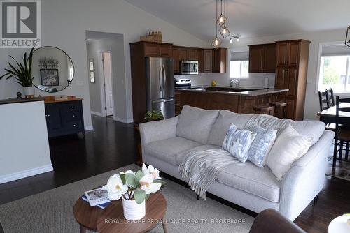 4153 Mangan Boulevard, Kingston (City North Of 401), ON - Indoor Photo Showing Living Room