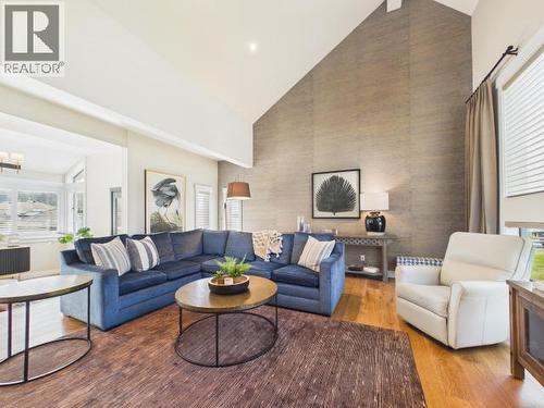 3436 Cariboo Ave, Powell River, BC - Indoor Photo Showing Living Room