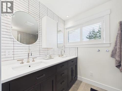 3436 Cariboo Ave, Powell River, BC - Indoor Photo Showing Bathroom