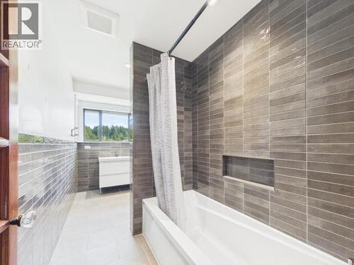 3436 Cariboo Ave, Powell River, BC - Indoor Photo Showing Bathroom