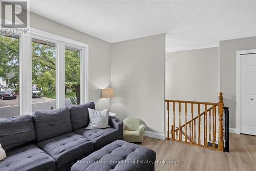 2615 Foxmeadow Road, Peterborough (Ashburnham Ward 4), ON - Indoor Photo Showing Living Room