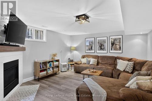 2615 Foxmeadow Road, Peterborough (Ashburnham Ward 4), ON - Indoor Photo Showing Living Room With Fireplace