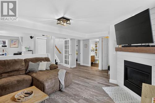 2615 Foxmeadow Road, Peterborough (Ashburnham Ward 4), ON - Indoor Photo Showing Living Room With Fireplace
