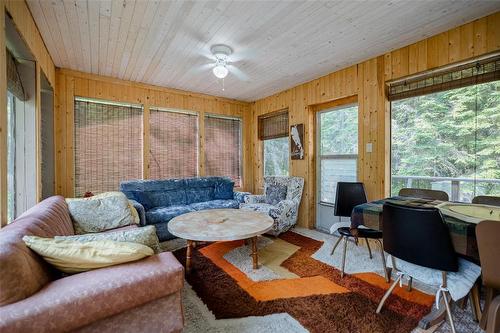 49 Johnnys Drive, Alexander, MB - Indoor Photo Showing Living Room
