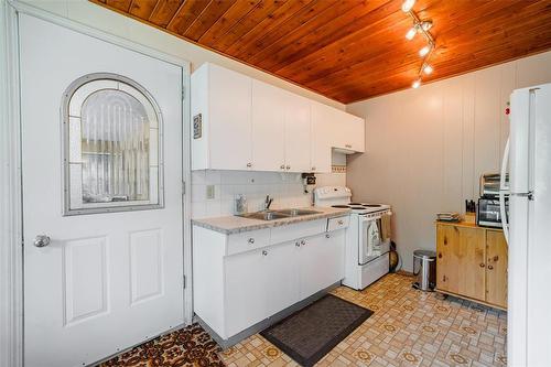 49 Johnnys Drive, Alexander, MB - Indoor Photo Showing Kitchen With Double Sink
