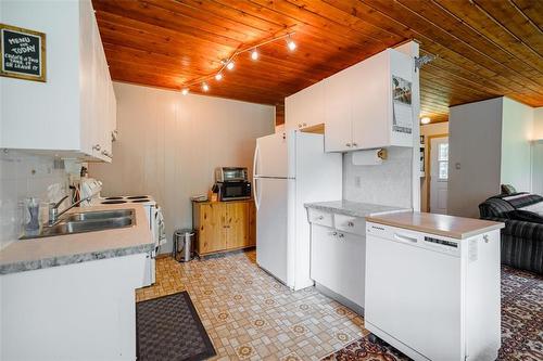 49 Johnnys Drive, Alexander, MB - Indoor Photo Showing Kitchen With Double Sink