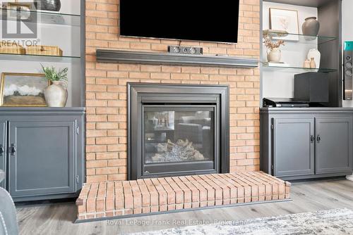 47 South Beech Street, Uxbridge, ON - Indoor Photo Showing Living Room With Fireplace