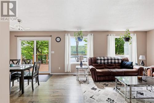 63 Heyden Lake Rd, Aweres, ON - Indoor Photo Showing Living Room