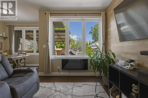 92 Windermere Boulevard, Loyalist (Bath), ON - Indoor Photo Showing Living Room