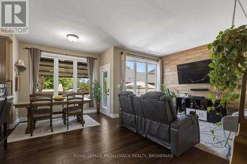 92 Windermere Boulevard, Loyalist (Bath), ON - Indoor Photo Showing Living Room