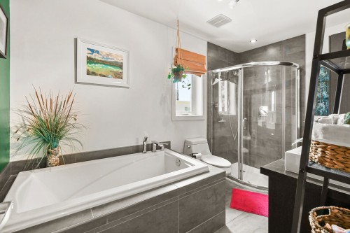 Salle de bains - 83 Rue Léo, Longueuil (Le Vieux-Longueuil), QC - Indoor Photo Showing Bathroom