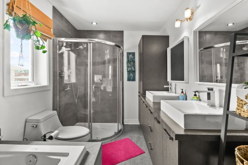 Salle de bains - 83 Rue Léo, Longueuil (Le Vieux-Longueuil), QC - Indoor Photo Showing Bathroom
